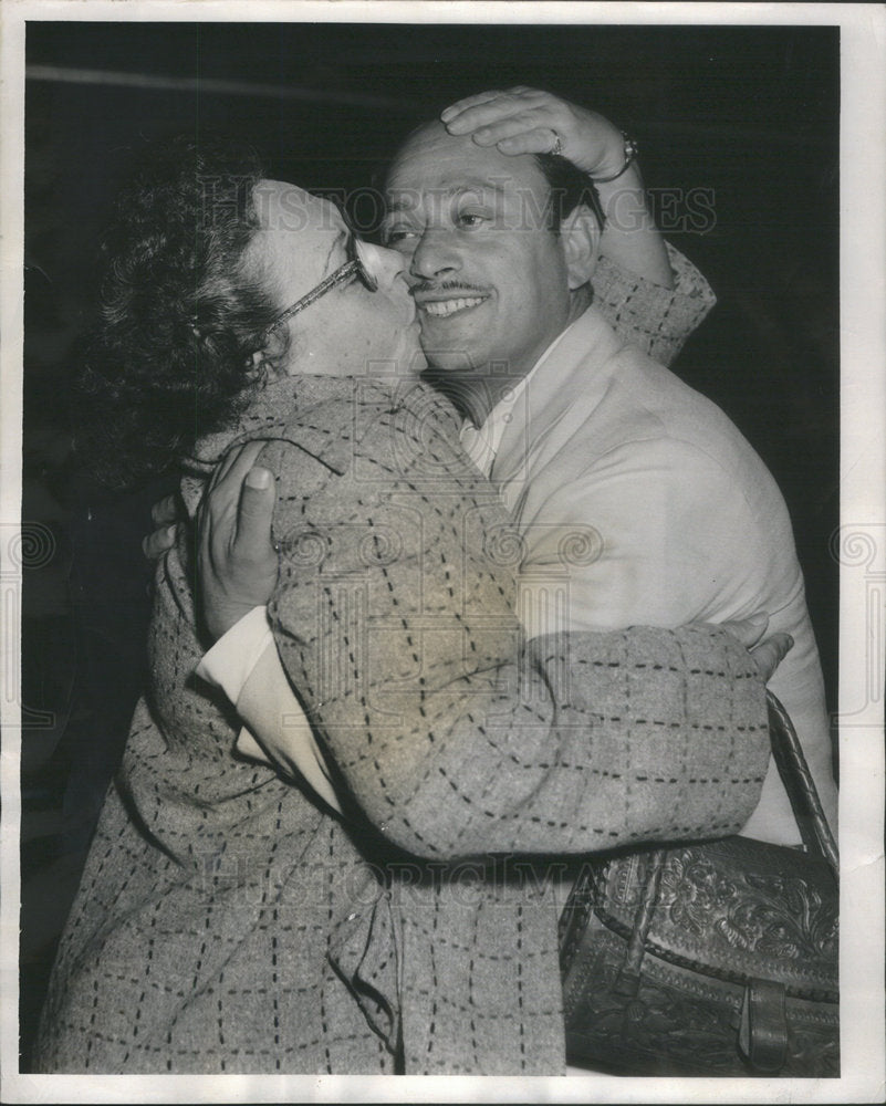 1953 Mrs Rose Dans Kisses Son Louis Leo Dans Prisoner of War - Historic Images