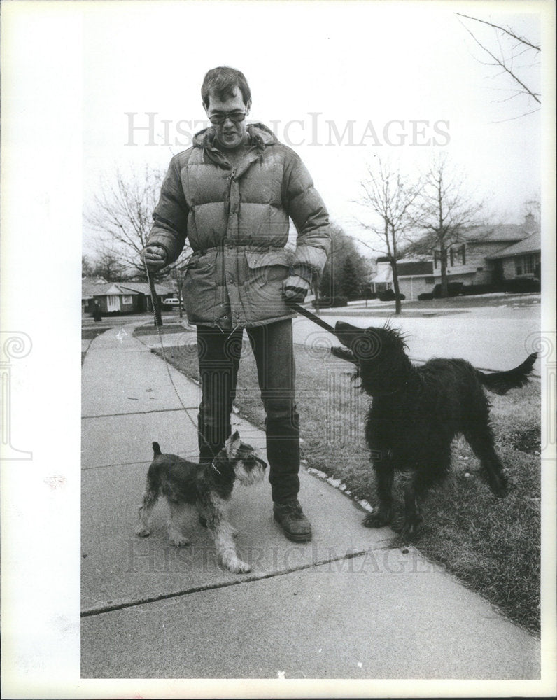 1983 Press Photo Chicago Dog Walker Danner With Two Dogs Winter Jacket - Historic Images