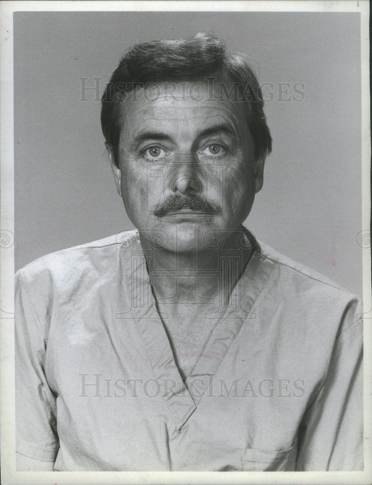 1987 Press Photo St Elsewhere Series Actor Daniels Wearing Scrubs Promotion - Historic Images