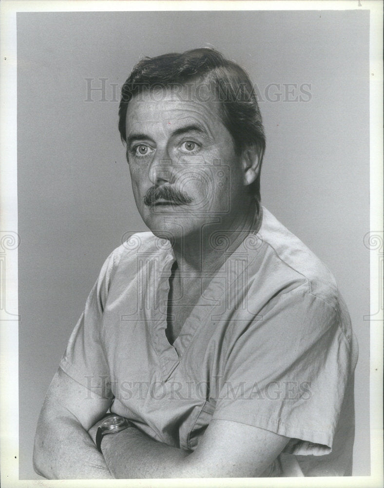1982 Press Photo St Elsewhere Series Actor Daniels Promotional Portrait Scrubs - Historic Images