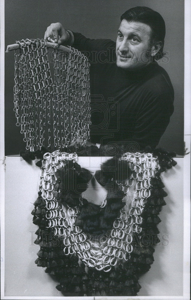 1969 Press Photo Italian Accessory Designer Calabro Holding Chain Collection - Historic Images