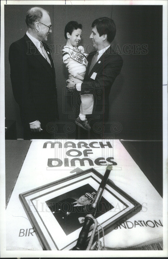 1982 Press Photo March Of Dimes Chicago Poster Child Held By Policeman Brzeczek - Historic Images