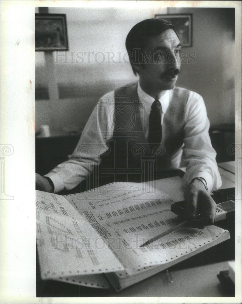 1983 Press Photo Chicago Police Lieutenant Caccitolo Holding Computer Printouts - Historic Images