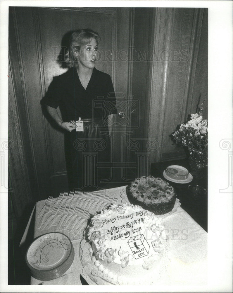 1981 Press Photo Female Mayor Byrne Anniversary Of Successful Bid Cake - Historic Images