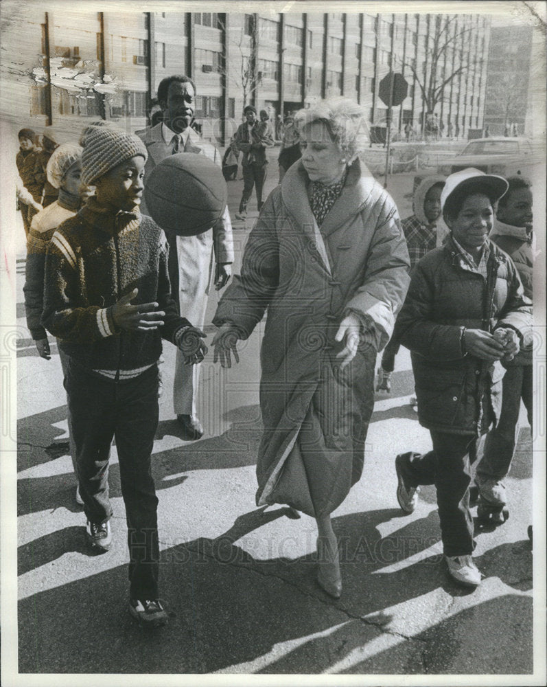 1983 Press Photo Chicago Mayor Throwing Basketball Campaigning - Historic Images