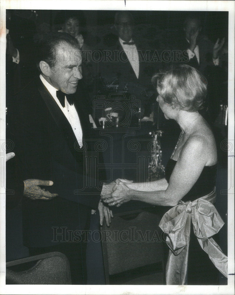 1980 Press Photo Former President Nixon Shaking Hands With Chicago Mayor Byrne - Historic Images