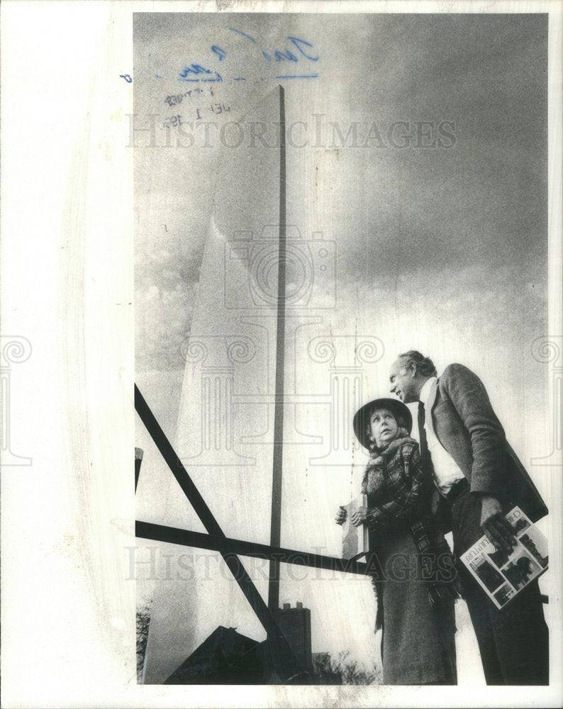 1981 Press Photo Chicago Mayor Byrne Talking With Sculptor Kelly Lincoln Park - Historic Images