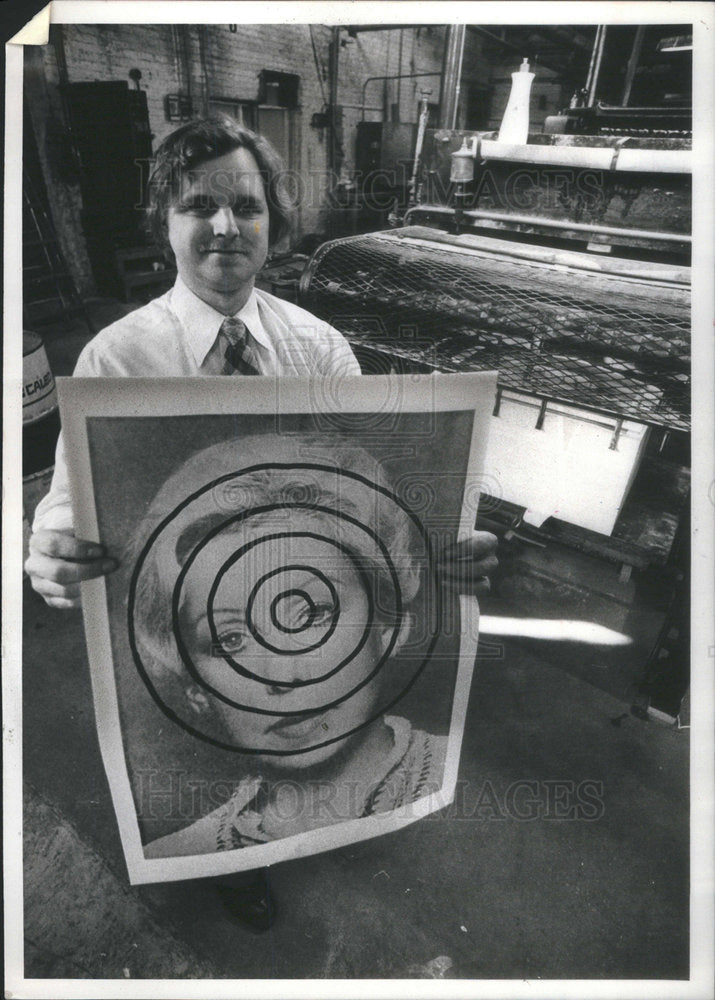 1980 Press Photo Michael McCormack Mayor Janet Byrne Dartboard Poster Dale Press - Historic Images