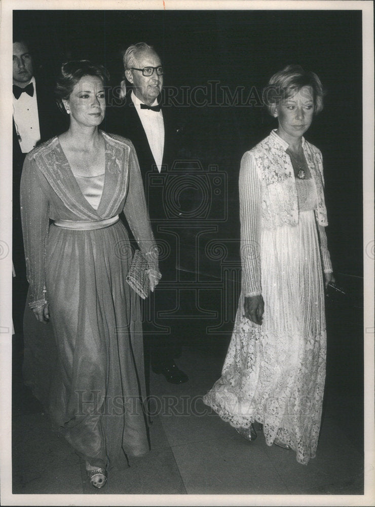 1981 Press Photo Chicago Mayor Byrne With Family Evening Wear - Historic Images