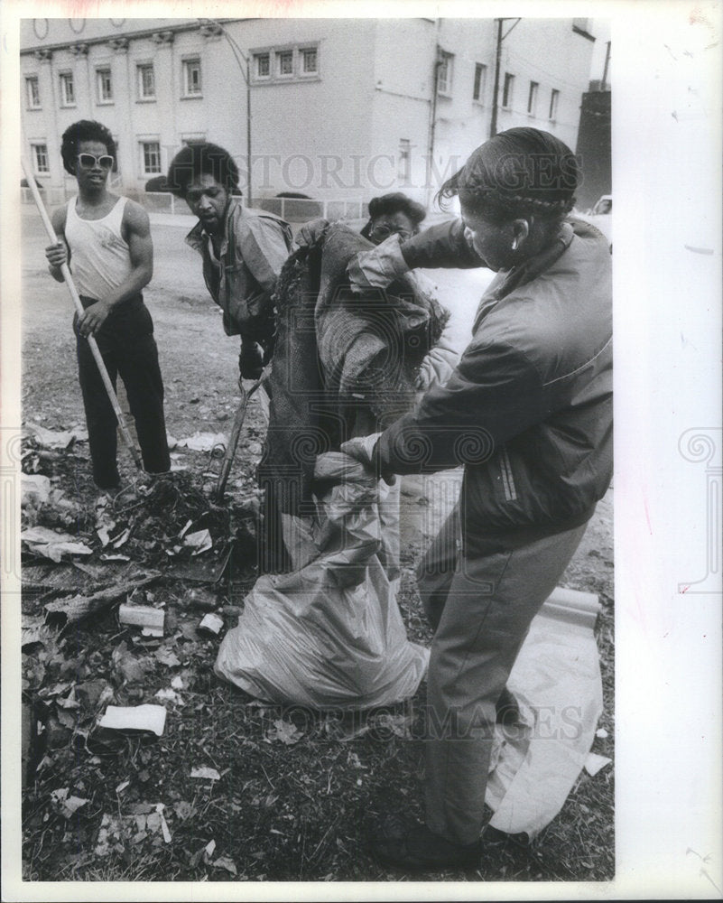 1983 Press Photo Temporary City Workers Cleaning Lot Chicago - Historic Images