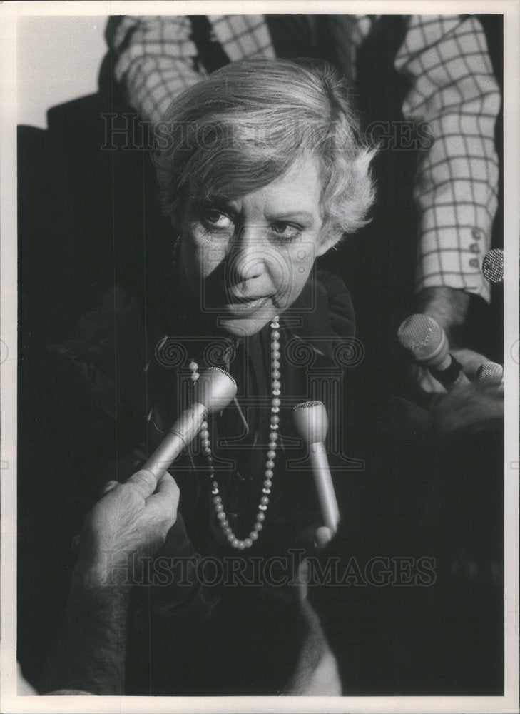 1980 Press Photo Chicago Mayor Byrne Returning From Europe Trip Terminal - Historic Images