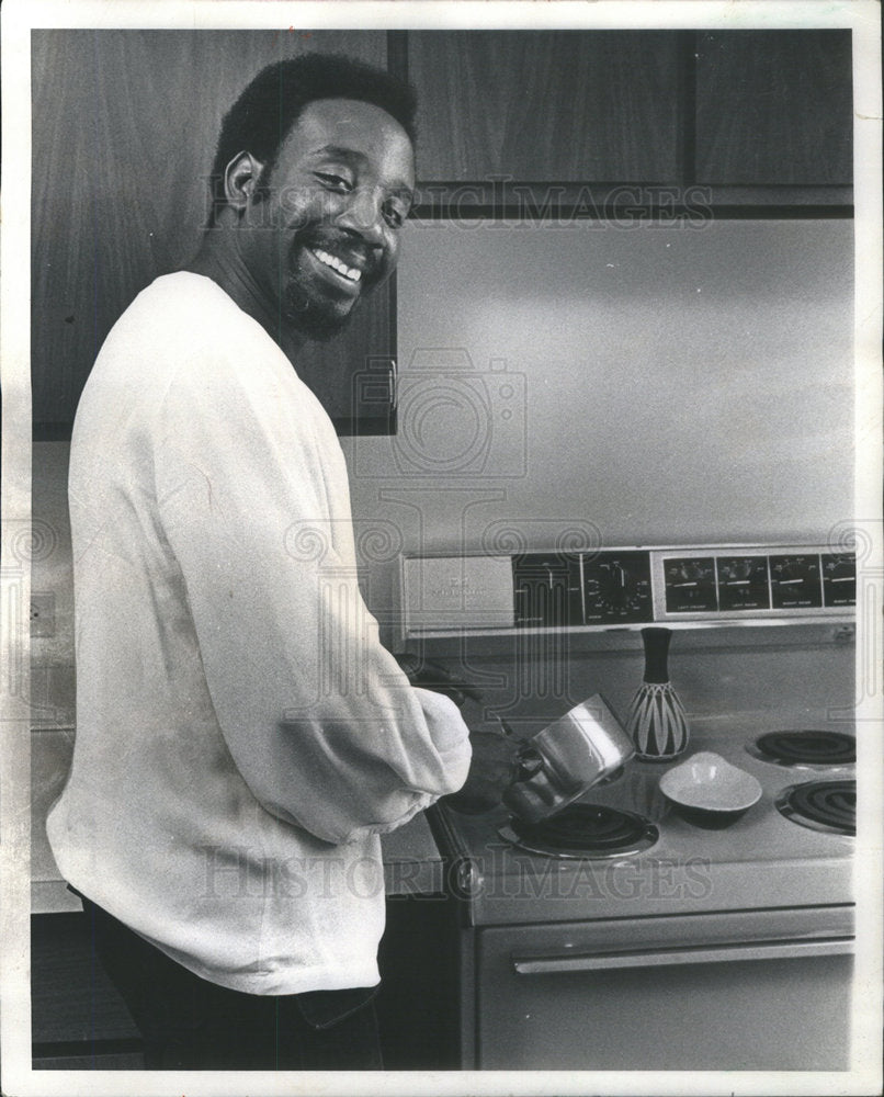 1972 Press Photo Chicago Jazz Musician Butler Cooking Home Kitchen - Historic Images