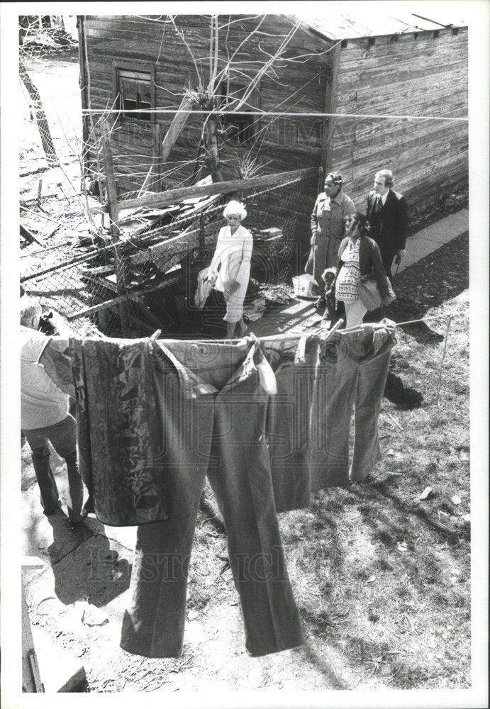 1979 Press Photo Chicago Mayor Burne Visiting Poor Neighborhood St Louis Avenue - Historic Images