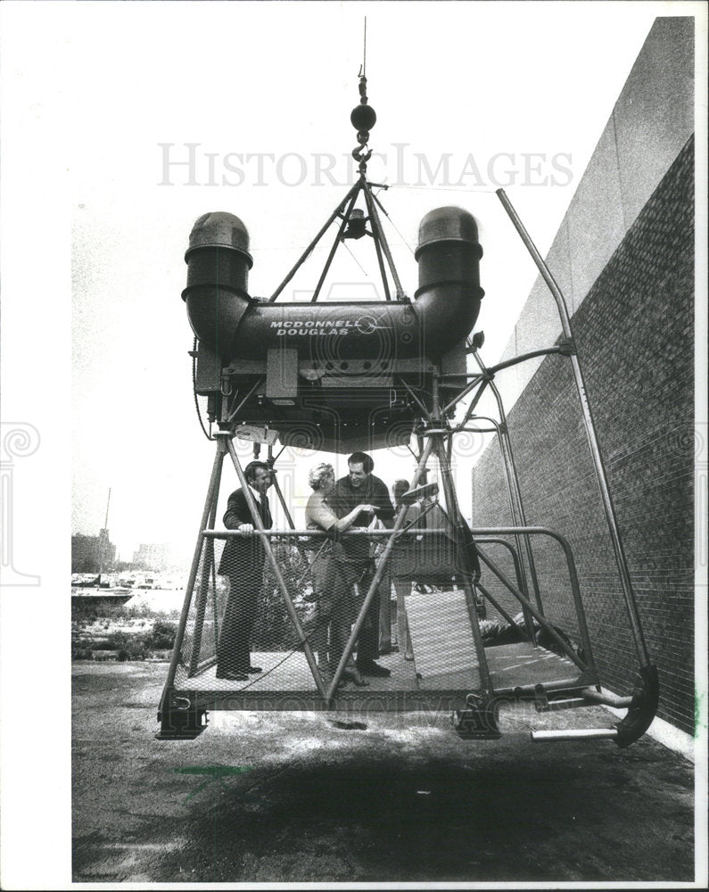 1979 Press Photo Mayor Byrne On Suspended Maneuvering System For Fire Dept - Historic Images