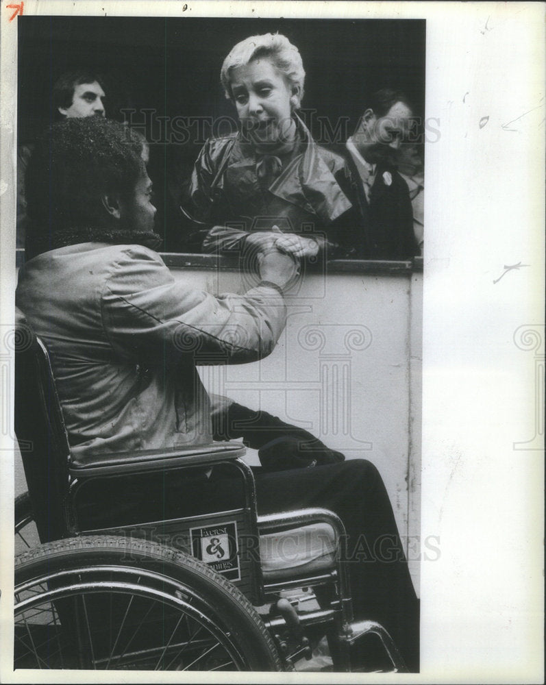 1982 Press Photo Chicago Mayor Byrne Greeting Disabled Vietnam Veteran Memorial - Historic Images