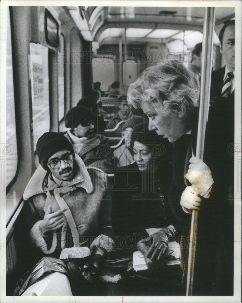 1982 Press Photo Chicago Mayor Byrne Riding Public Bus Talking To Passengers - Historic Images