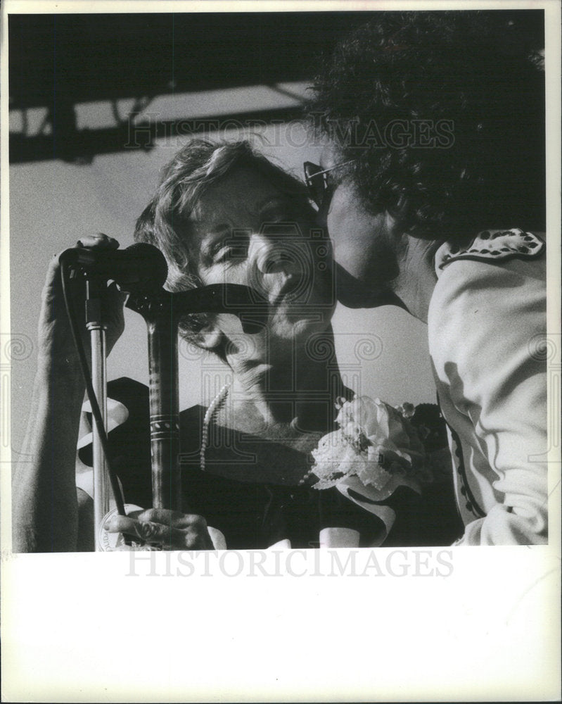 1981 Press Photo Mayor Byrne Kissing Singer Bobby Vinton In Hansen Park - Historic Images
