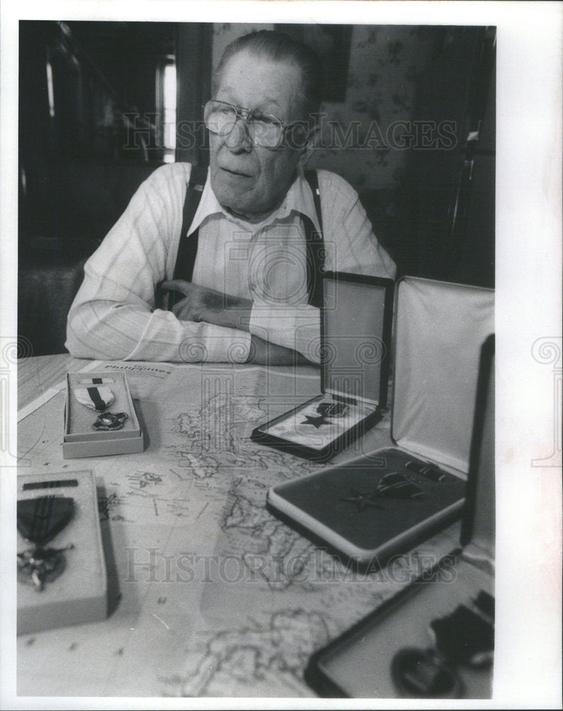 1991 Press Photo World War II Veteran Bujnowski Displaying Medals Philippines - Historic Images