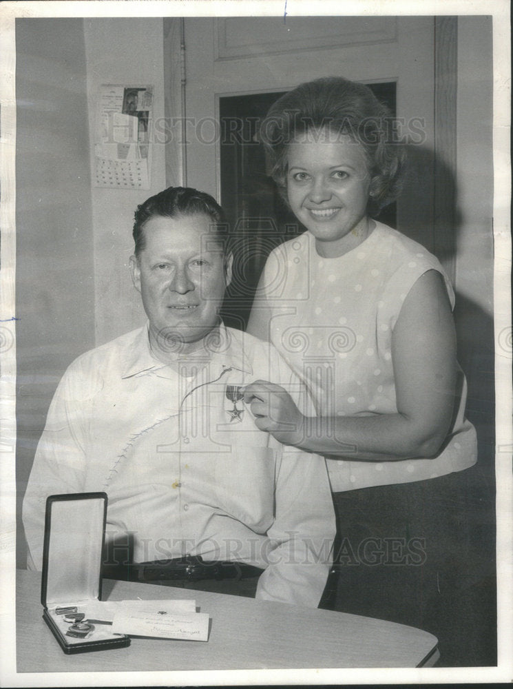 1966 Press Photo World War I Hero Bujnowski Birthday With Wife Pinning Medal - Historic Images