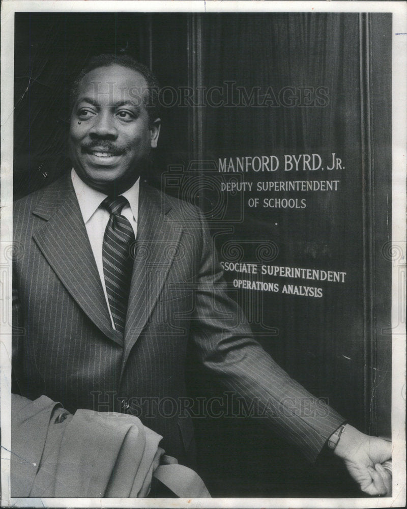 1976 Manford Byrd Jr Deputy Schools Supt Of Chicago At Office Door - Historic Images