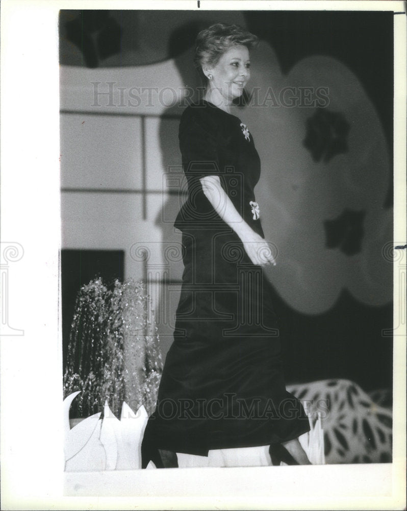 1986 Press Photo Mayoral Candidate Byrne Modeling Lord &amp; Taylor Dress St Lukes - Historic Images