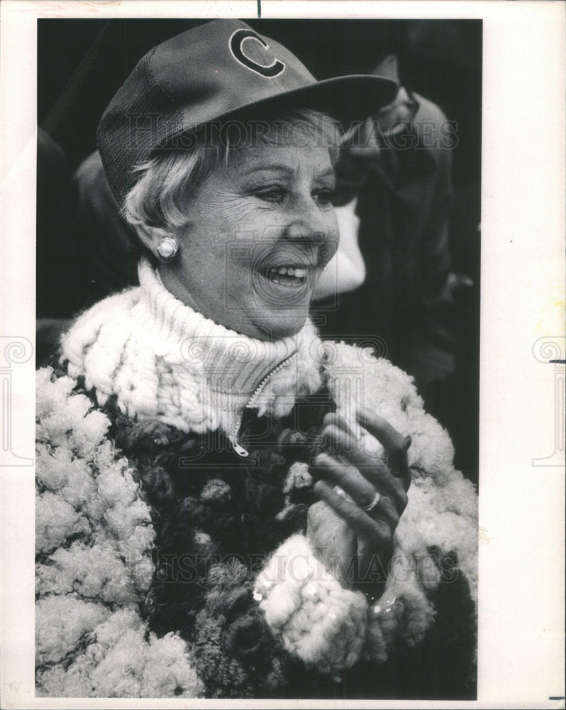 1985 Press Photo Chicago Mayor Byrne Wearing Chicago Cubs Cap Cheering Game - Historic Images