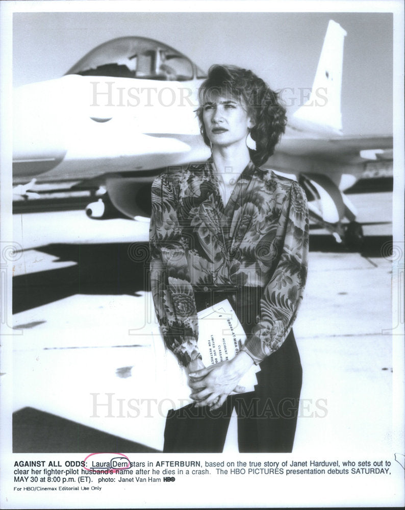 Press Photo Laura Dern In Front Of Plane In Afterburn - Historic Images