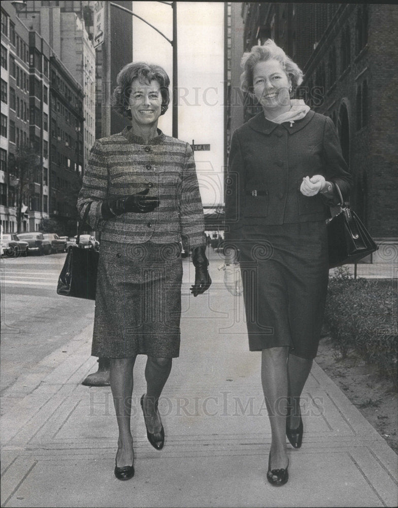 1966 Press Photo Mrs James G Dern And Mrs Edward F Seaton On Street - Historic Images