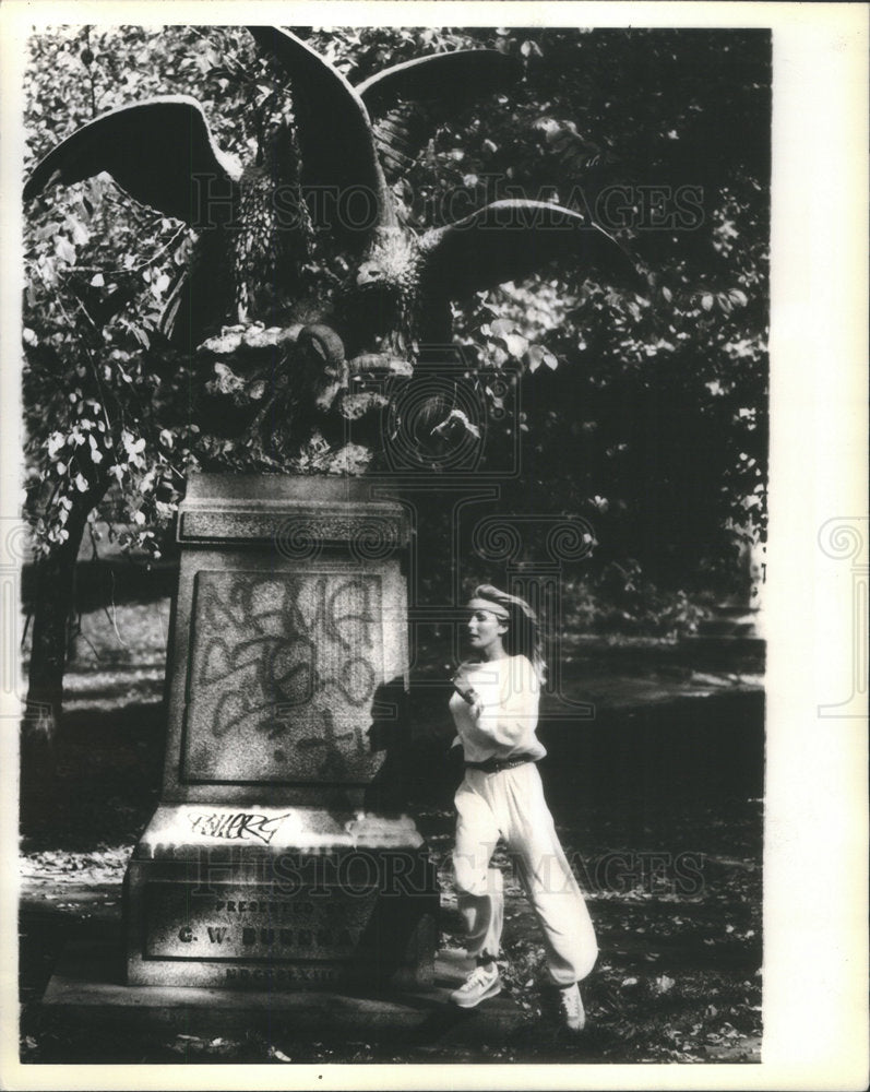 1979 Press Photo Actress Bo Derek Jogs Central Park Statue 10 Movie - Historic Images