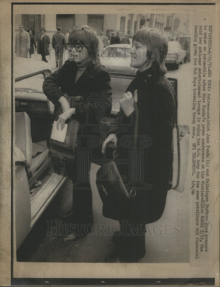 1971 Actress Fonda Folk Singer Dane Leaving Statler Hilton Hotel - Historic Images