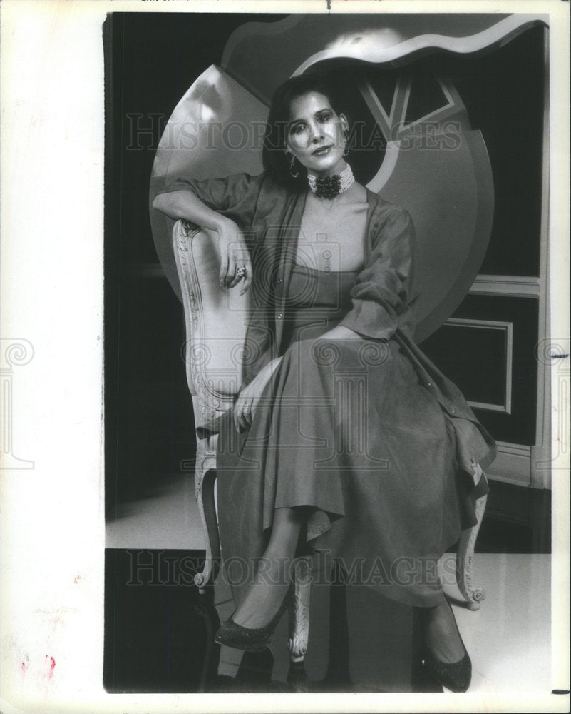 1984 Press Photo Terrri D'Ancona In Holiday Outfit - Historic Images