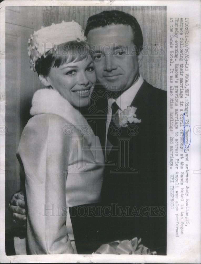 1963 Vic Damone And Judy Rawlings At Their Wedding In Vegas Close - Historic Images