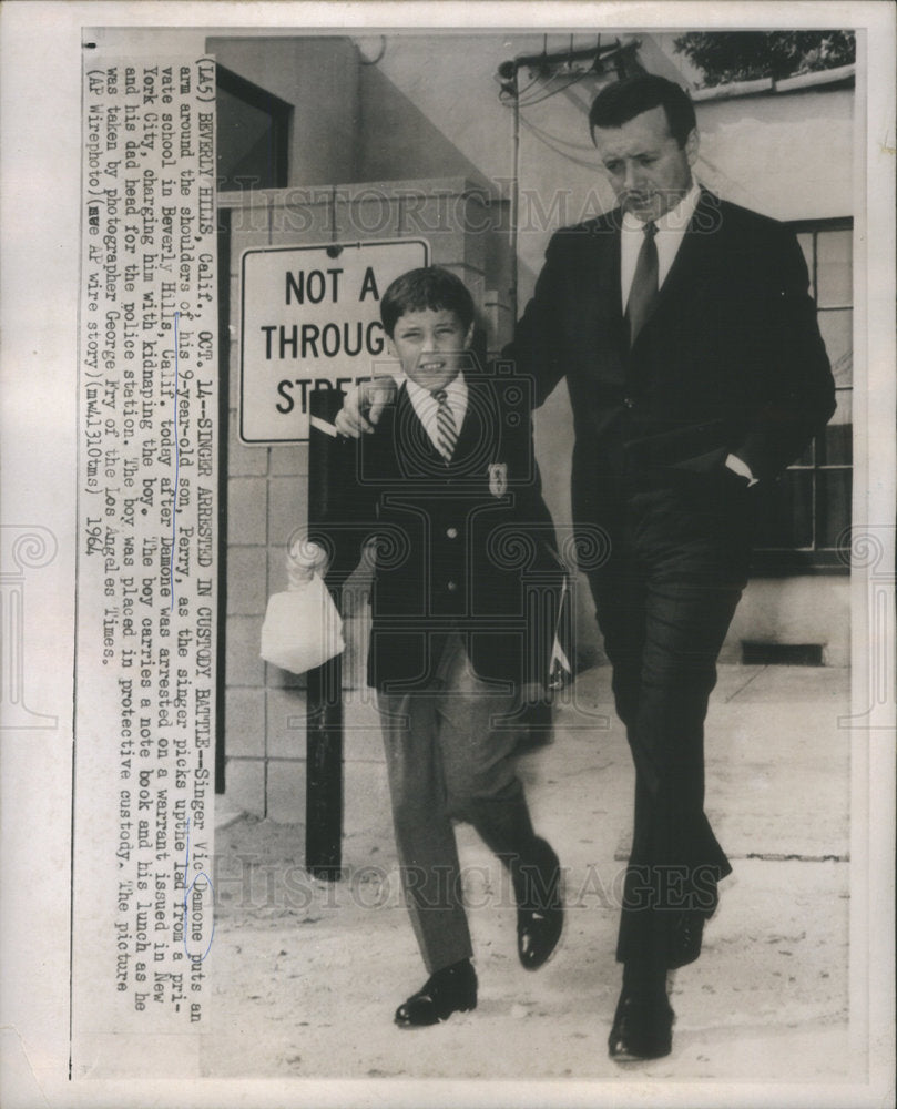 1964 Press Photo Vic Damone Arrested For Kidnapping Son Perry And Taking To CA - Historic Images