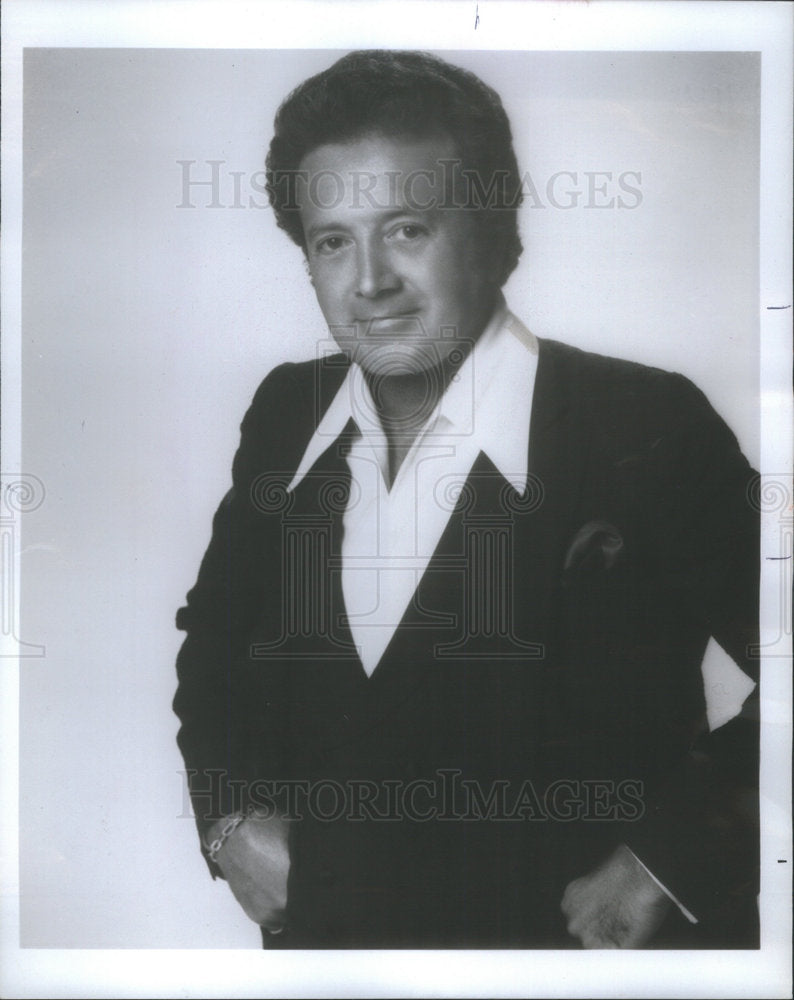 1984 Press Photo Vic Damone Smiling With His Hands On Hips - Historic Images