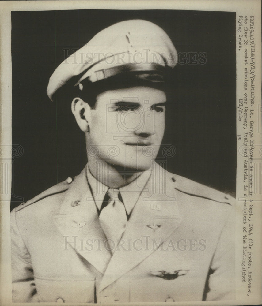 1972 Press Photo Lieutenant George McGovern Distinguished Flying Cross - Historic Images