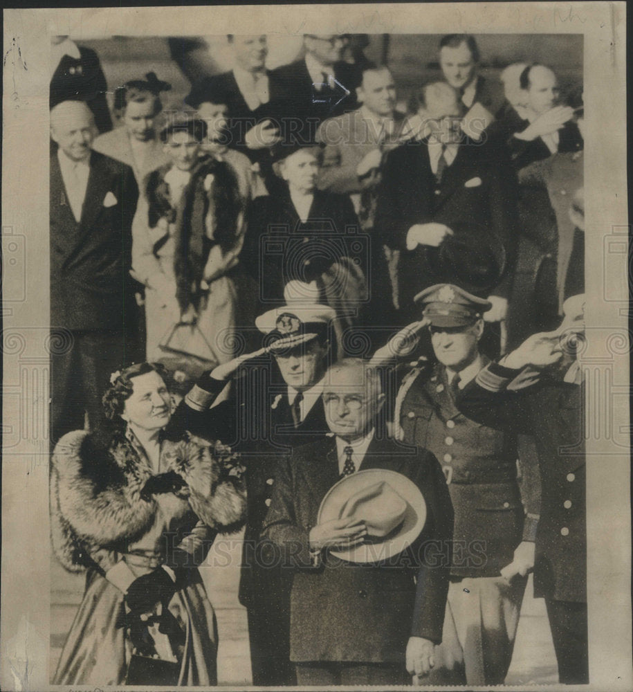 1952 Press Photo President Truman Looking Upset Queen Juliana Arrival - Historic Images