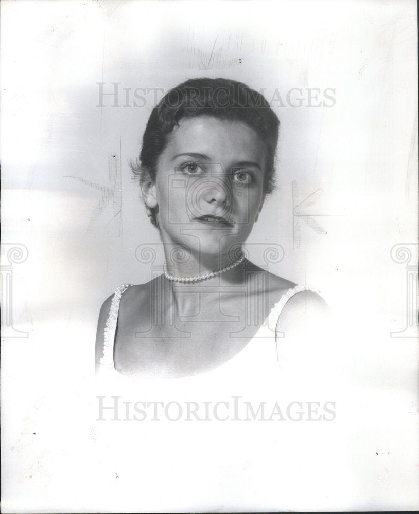 1956 Press Donna Lavezzorio Posing For Close-Up - Historic Images