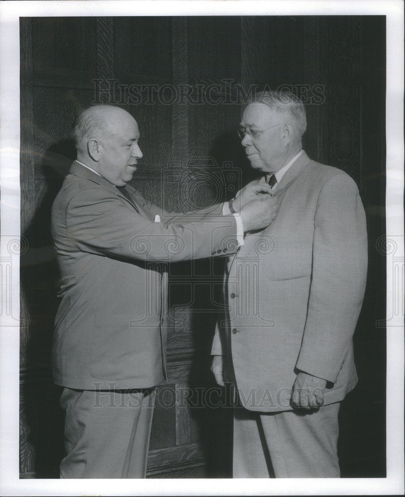 1955 Press Photo Burlington Lines President Murphy Pinning Lavidge Service Award - Historic Images