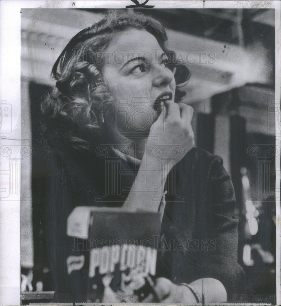 1964 Press Photo Former Trapeze Artist Mary Lou Lawrence Watching Shrine Circus - Historic Images