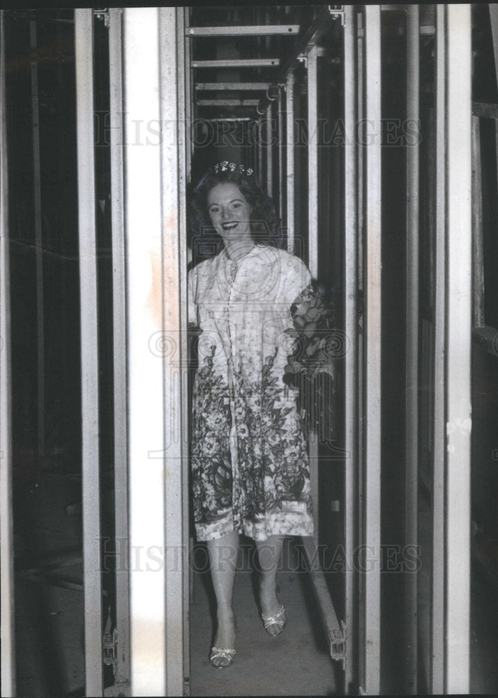 1965 Aerialist Mary Lou Lawrence Walking After Show  - Historic Images