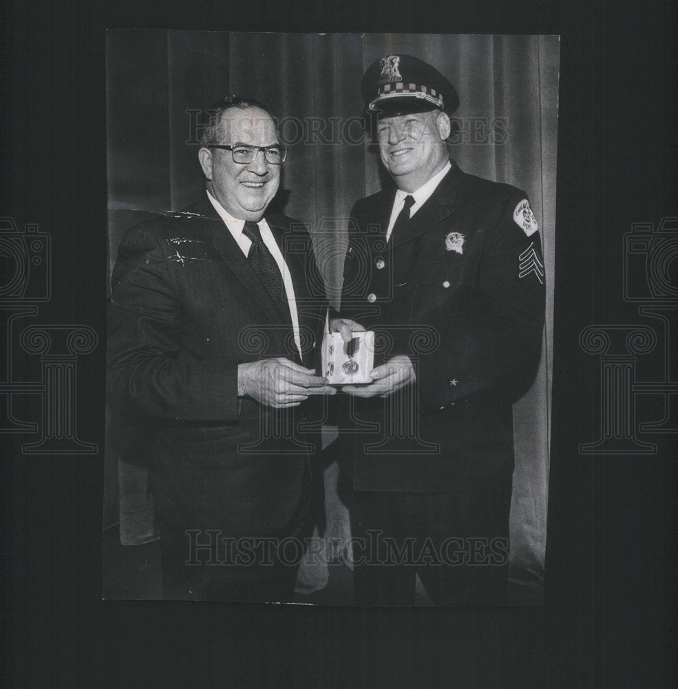 1973 Press Photo Police Sptdent Conlisk Presents Police Medal Sgt.William Lavin - Historic Images