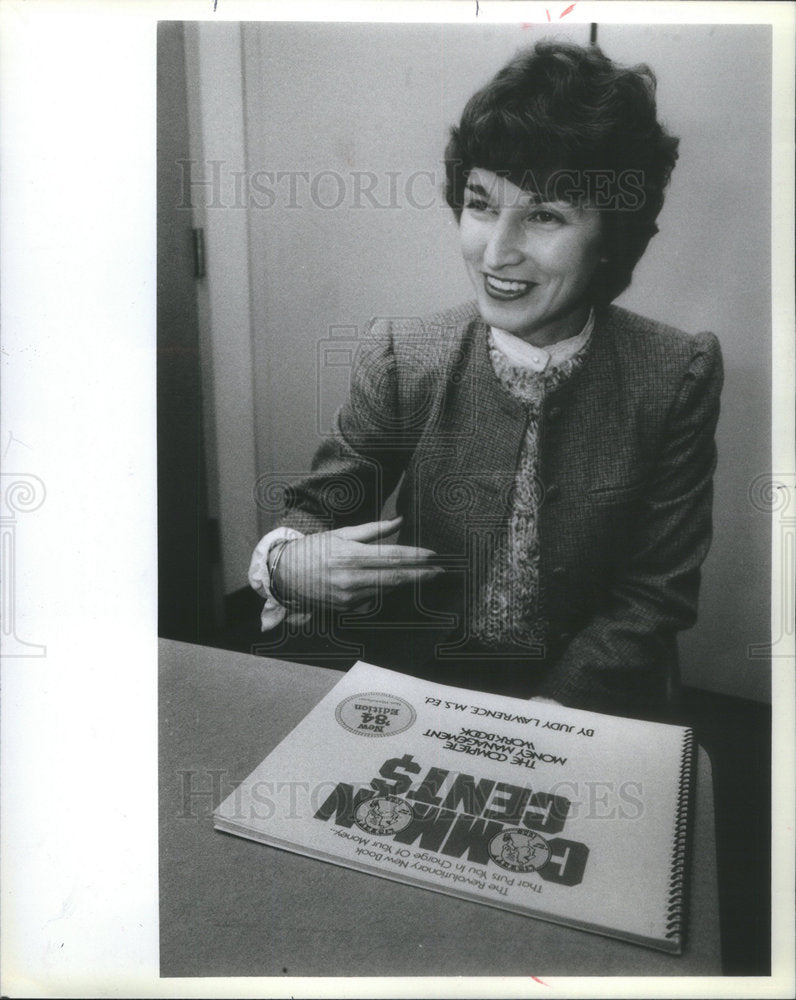 1984 Press Photo Common Cents Book Author Lawrence Signing - Historic Images