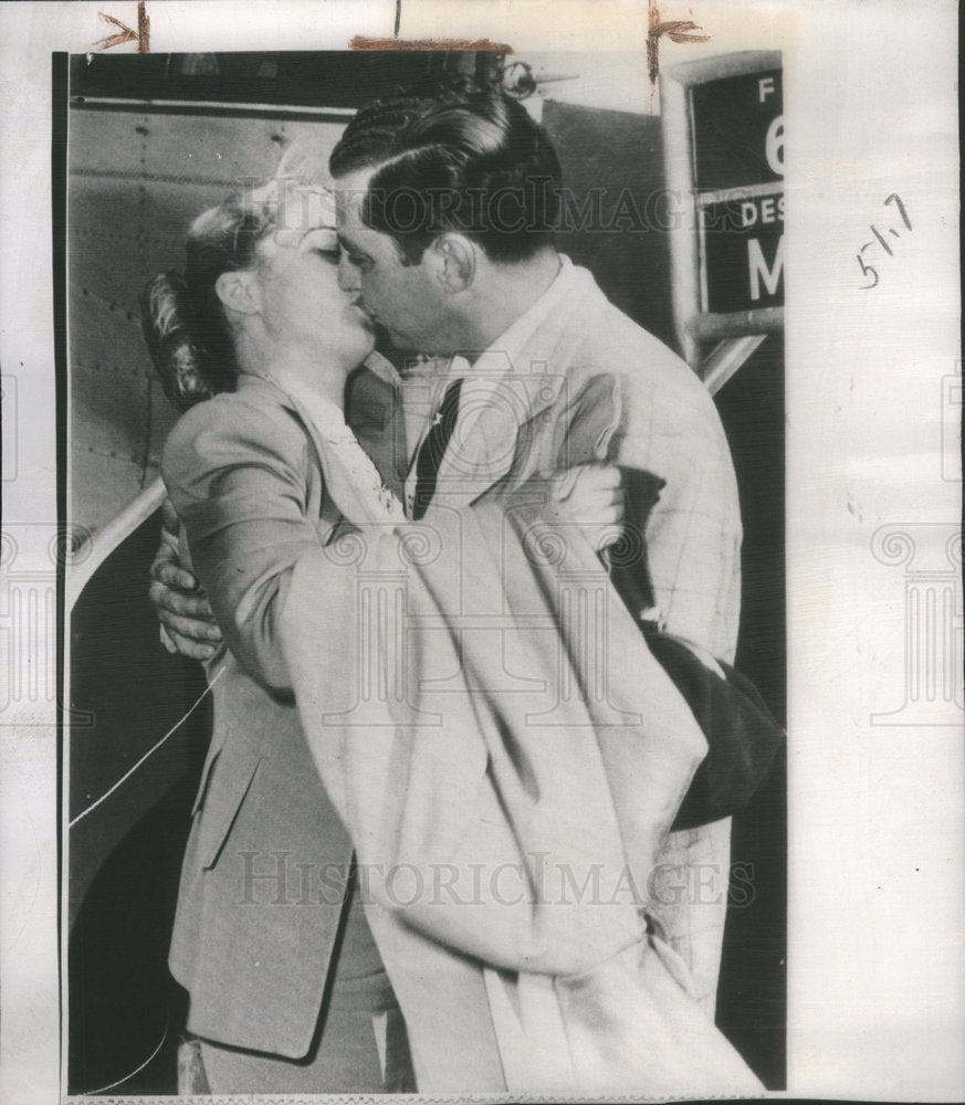 1948 Press Photo Lawlor Couple Kissing After Her Arrival Daytona Beach - Historic Images
