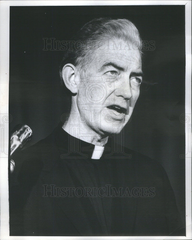 1972 Press Photo Father Lawlor Speaking Gage Park High School Group - Historic Images