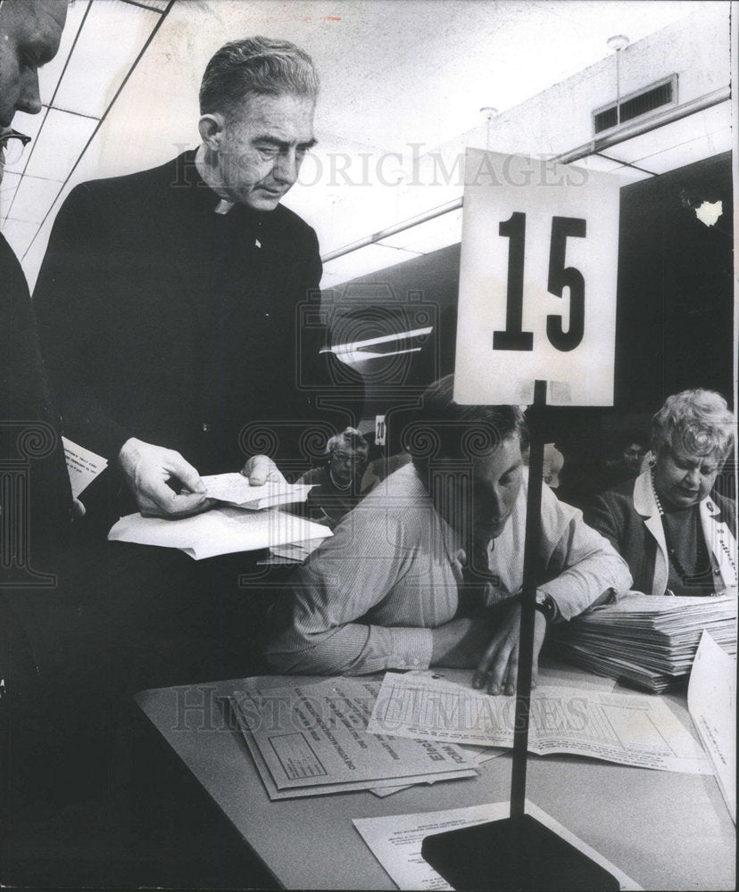 1971 Press Photo Reverend Francis X. Lawlor - Historic Images