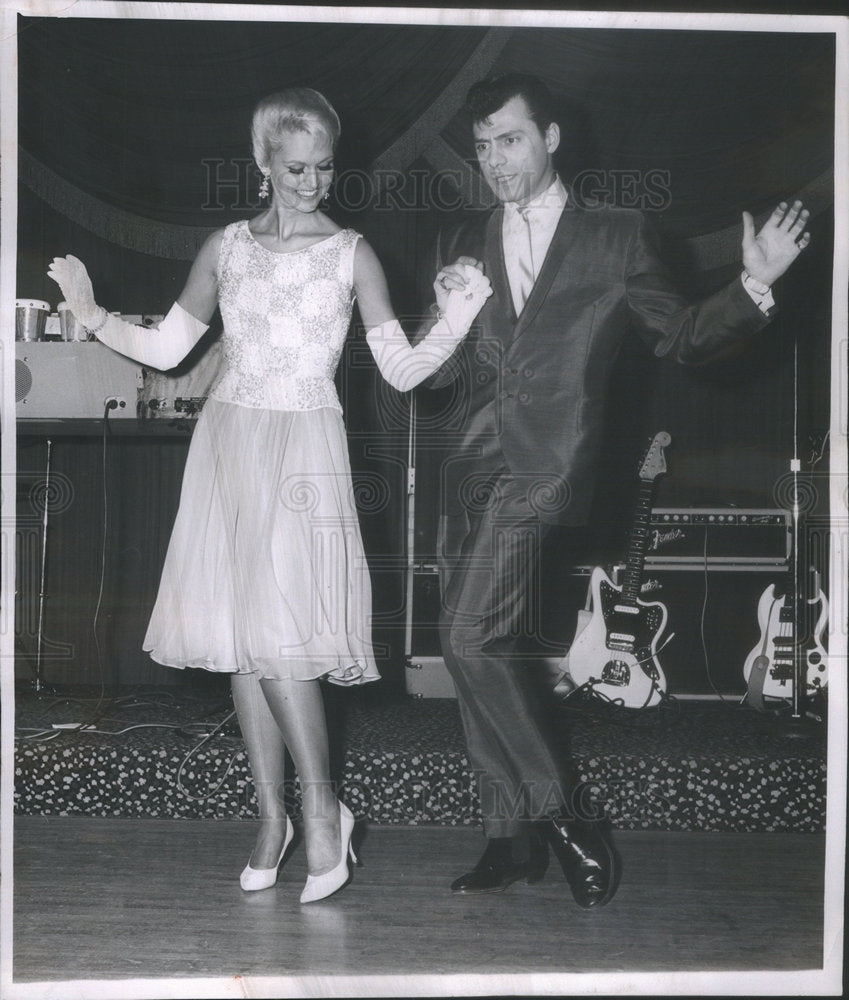 1962 Press Photo Kit Kat Club Dance Master Santi Jr Demonstrating Bussa Nova - Historic Images