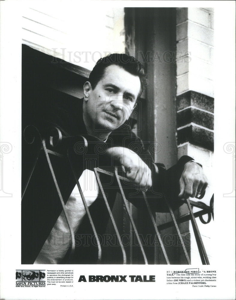 1996 Press Photo A Bronx Tale Film Actor De Niro Hanging Outside Window Scene - Historic Images