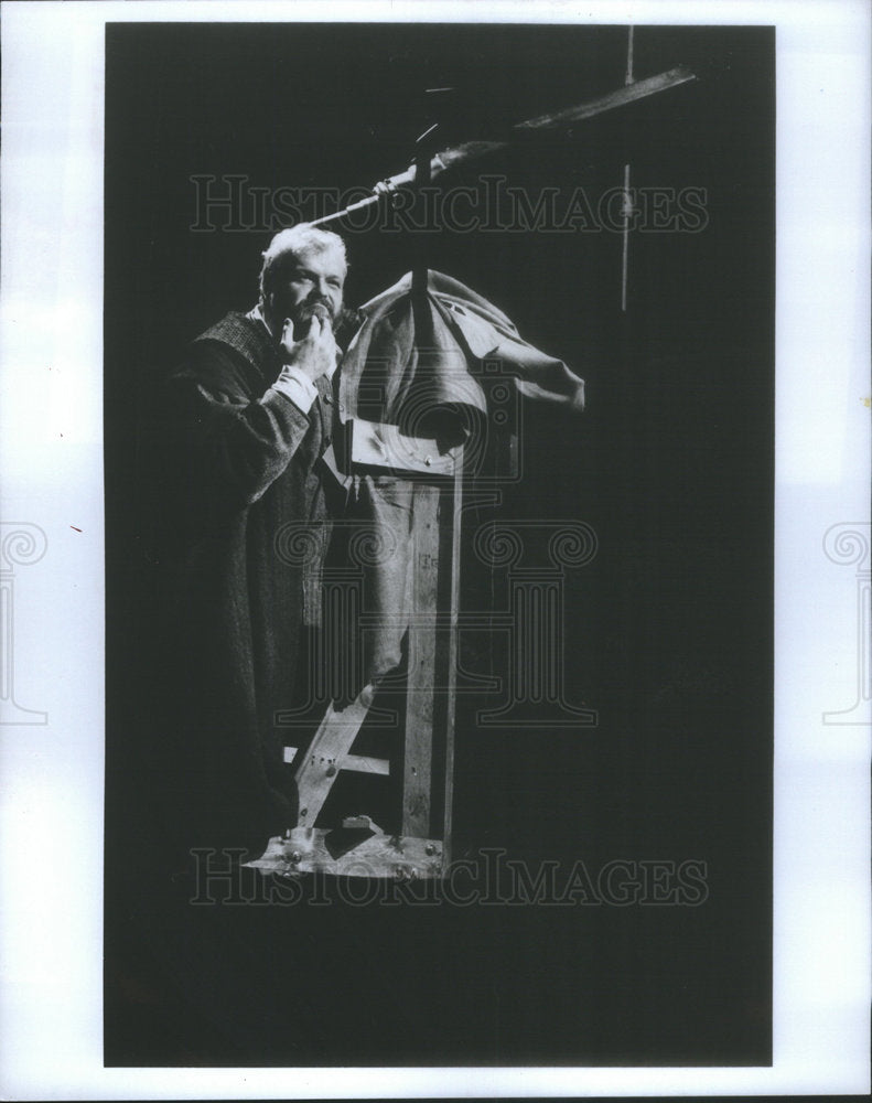 1986 Press Photo Actor Brian Dennehy in "Galileo." - Historic Images