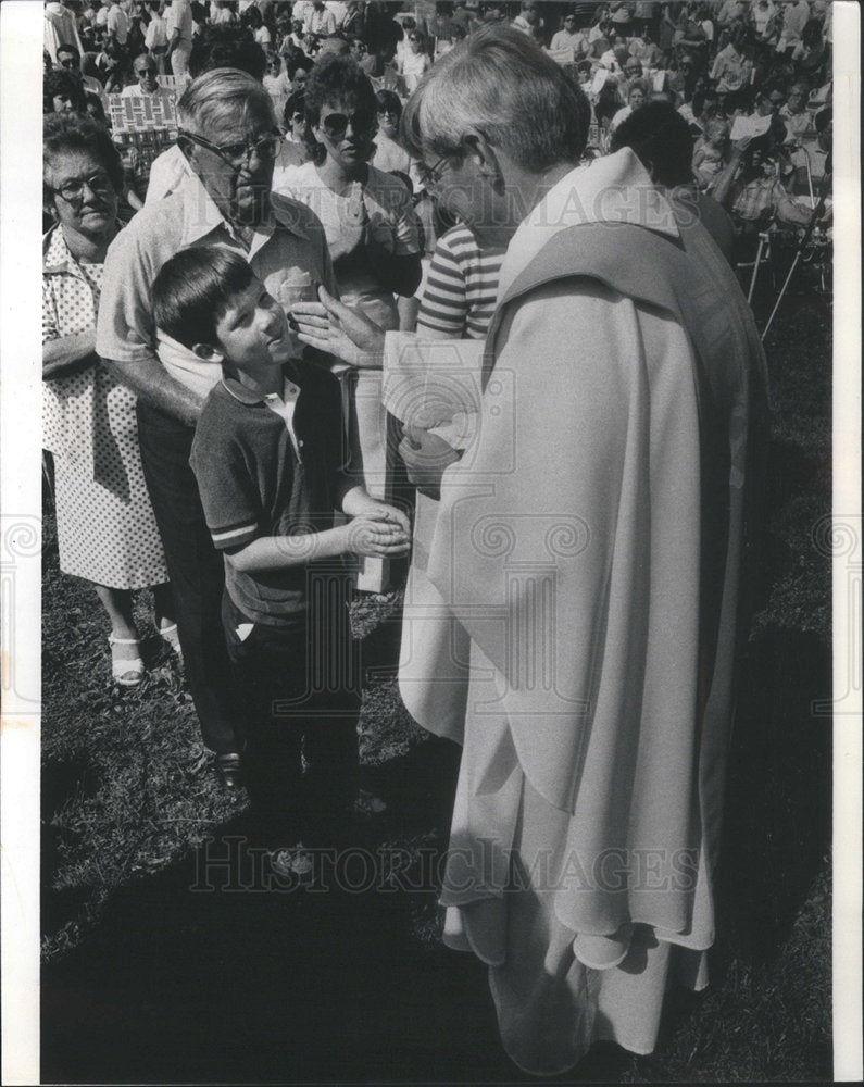 1985 Press Photo Father Dempsey at a Special Independence Day Mass - Historic Images