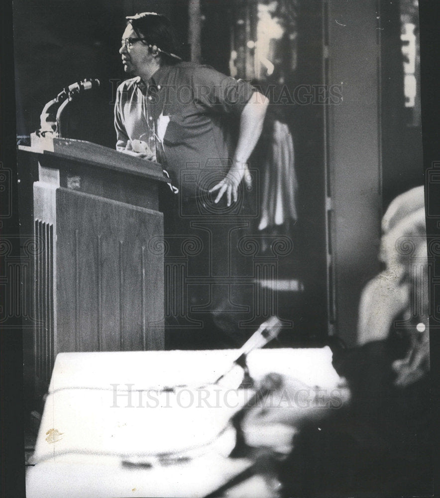 1973 Press Photo Vine Daloria speaks at opening of Anthropologist Congress - Historic Images